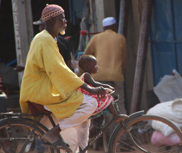En bicicleta por las carreteras de Gambia